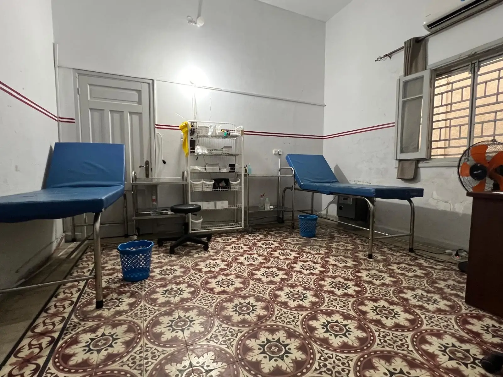 Puestos de tratamiento en la clínica de MSF en Gaza (reabiertos en la antigua oficina, antigua sala de finanzas).