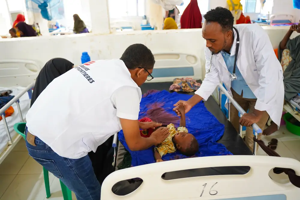  El Dr. Said Yusuf, examina a un niño en la sala general de pediatría del Hospital Regional de la Bahía en Baidoa donde tenemosproyectos de atención materno infantil.