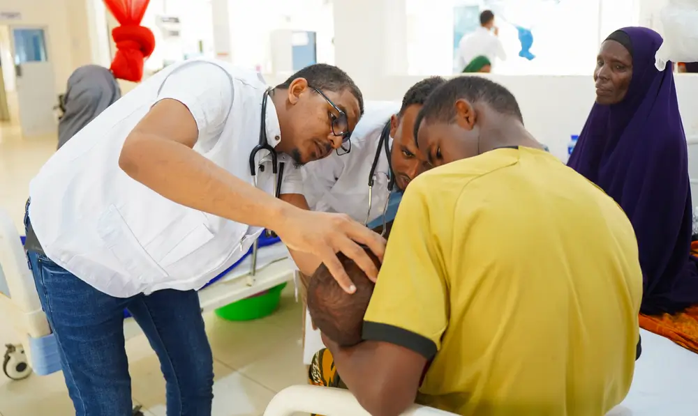 Equipo médico de Médicos Sin Fronteras examina a un niño en la sala general de pediatría del Hospital Regional de Bay en Baidoa, Somalia.
