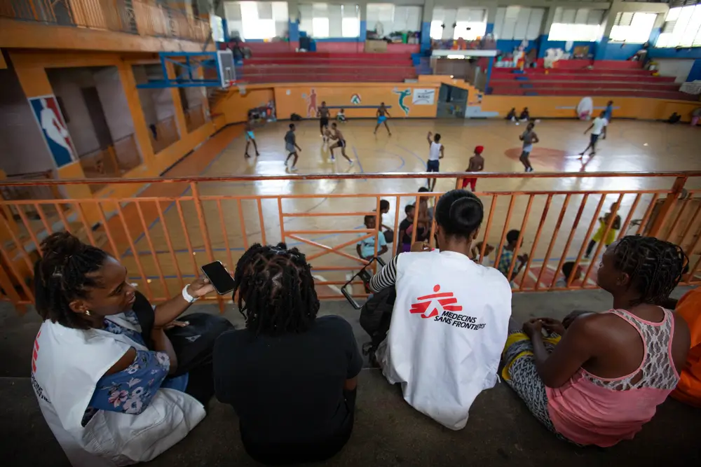 Equipo de Médicos Sin Fronteras asisten a familias que viven en un campamento improvisado en el Gimnasio Vincent.