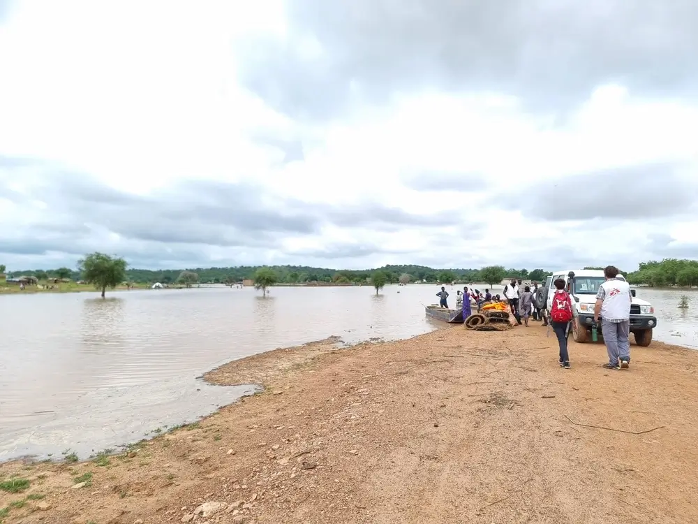 Personal de Médicos SIn Fronteras seprepara para responder a la emrgencia por las inundaciones masivas.