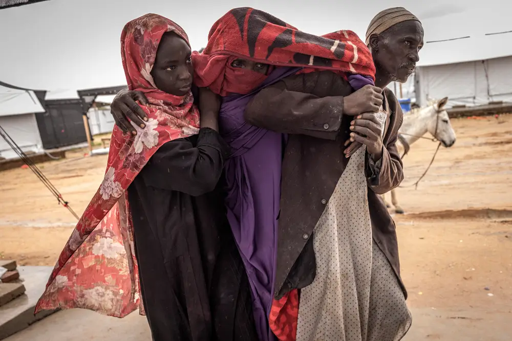 Sena Mahoobg, de 16 años, llega con su madre, y un conductor que las transportó a la sala de emergencia del hospital de MSF en Metche, en el este de Chad.