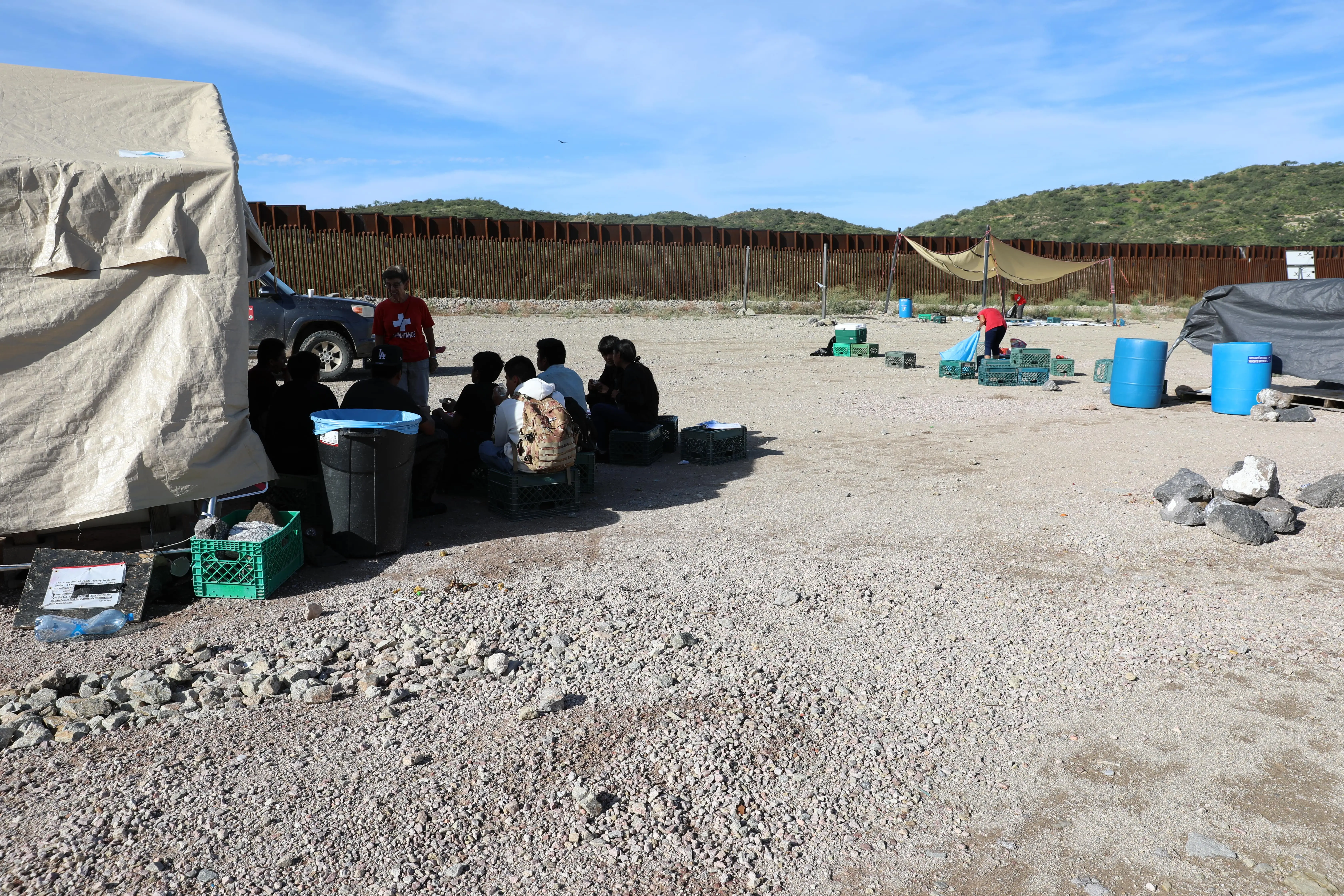 Un voluntario de Samaritans habla con un grupo de menores no acompañados que cruzaron la frontera hacia Estados Unidos.