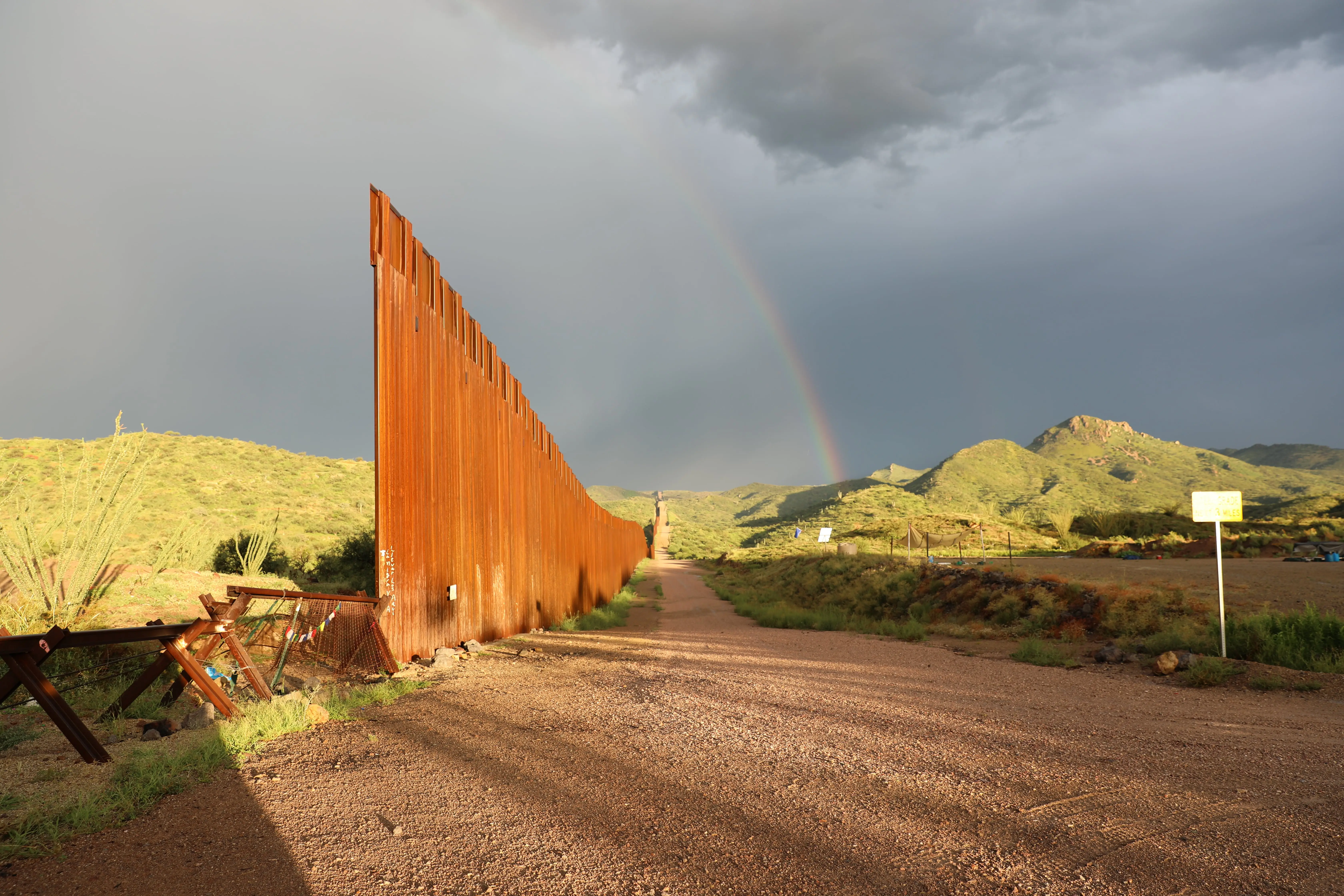 El muro fronterizo entre Estados Unidos y México termina y una valla que llega hasta el pecho continúa marcando la frontera entre ambos países.