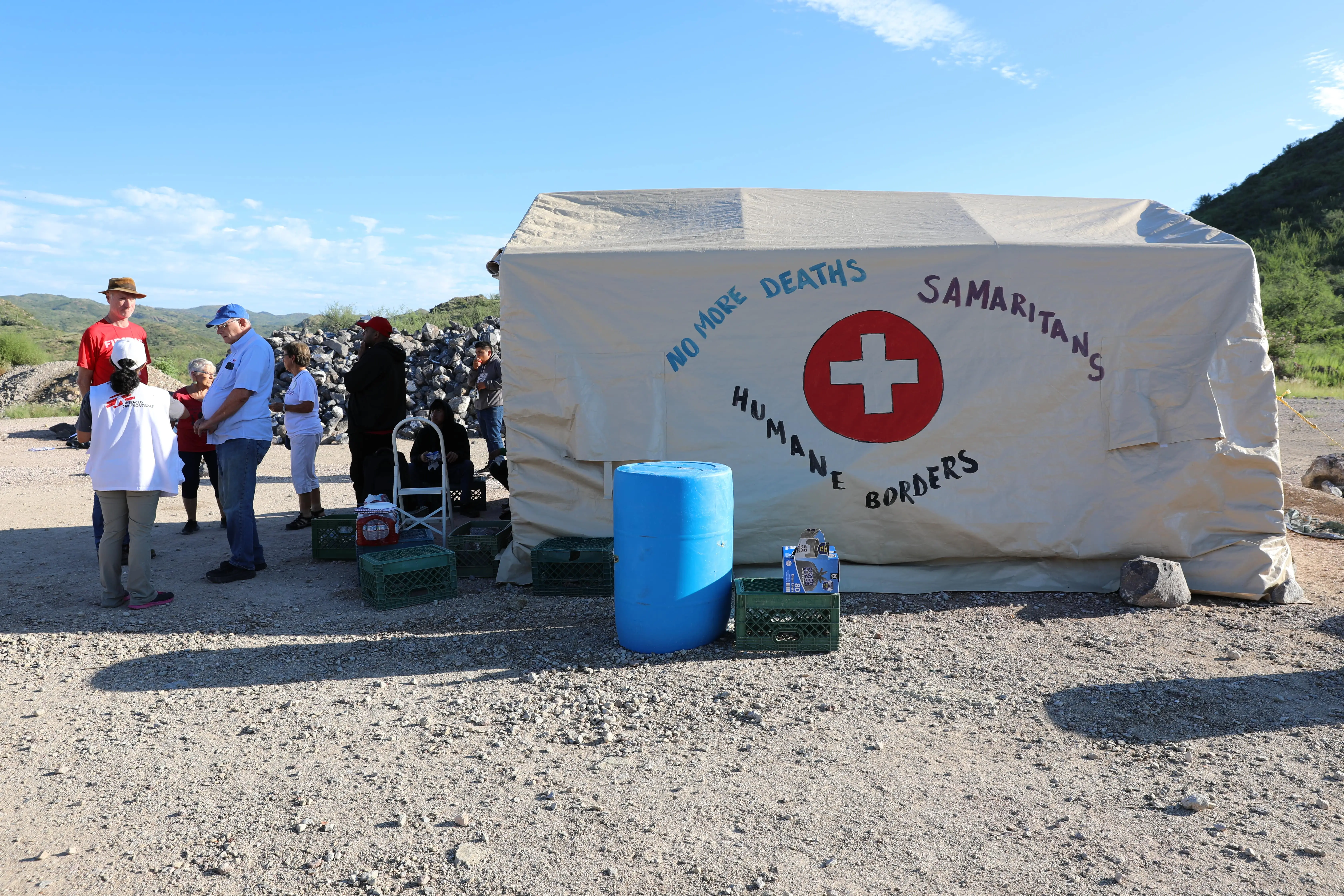 La coordinadora del proyecto, Belén Ramírez, habla con voluntarios del campamento Samaritans at the End of the Wall.