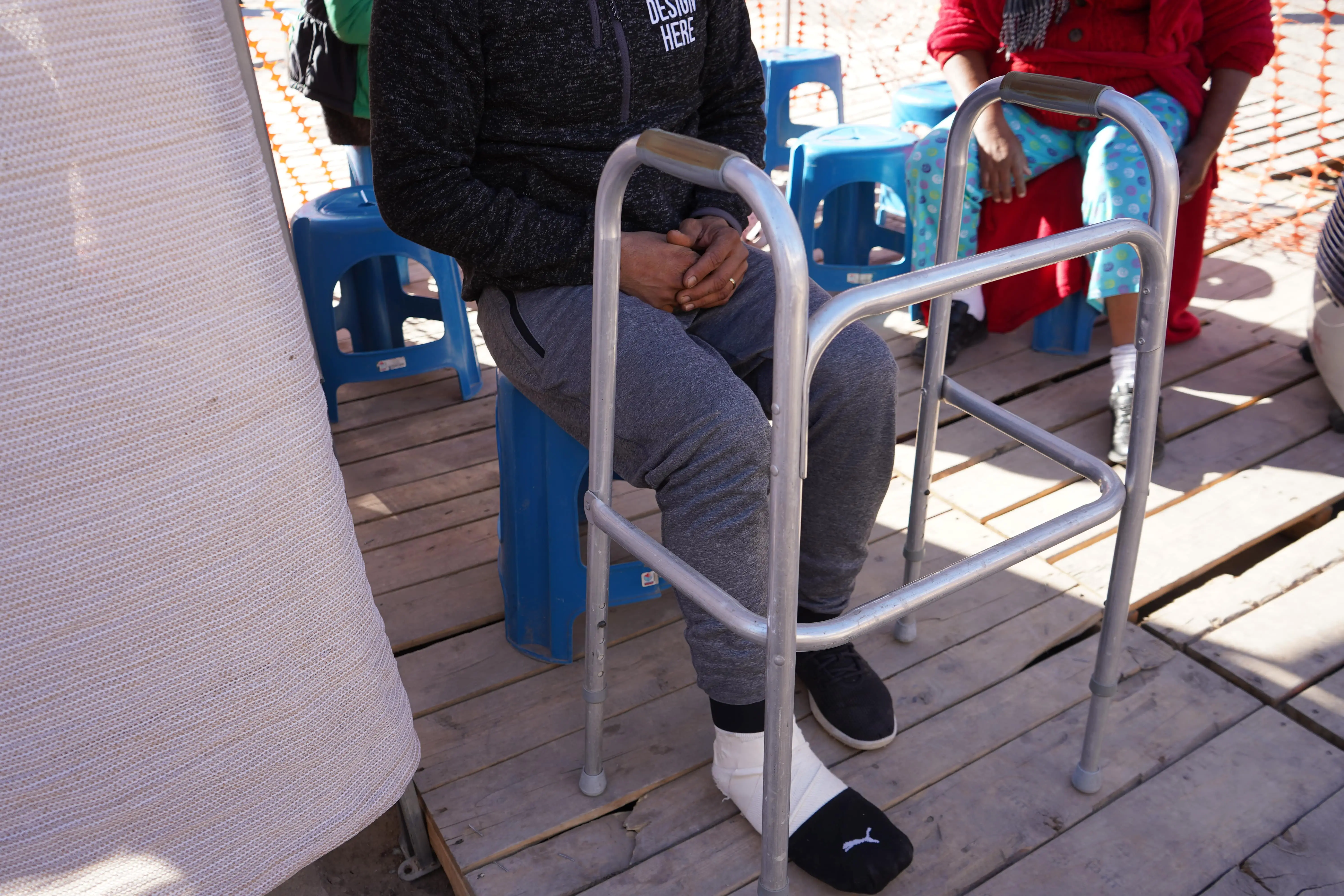 Un hombre sentado con la pierna inmovilizada por fractura espera ser atendido por el equipo de Médicos Sin Fronteras en Piedras Negras, dentro del proyecto migración en México.