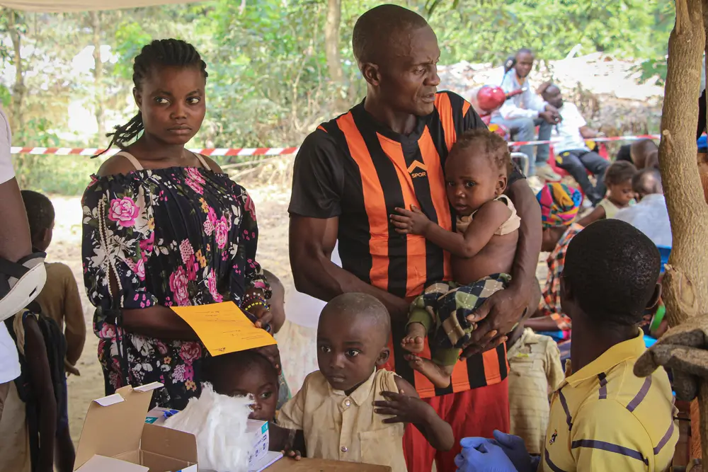 Niños y niñas esperando a recibir su vacunacontrael sarampión en RDC.
