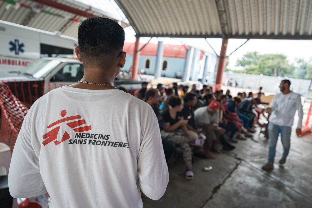 El personal de MSF comparte información con personas migrantes que acaban de llegar al pueblo de La Venta, en el estado de Oaxaca, al sur de México.