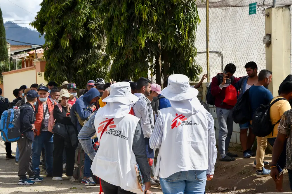 Equipo de MSF afuera del INM en una clínicamóvil para brindar atención a las personas migrantes. Danlí, Honduras.