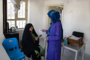 Najiba, una partera de MSF, atendiendo a una paciente en el centro de salud comunitario de Band-e-Amir, apoyado por MSF, en Yakawalang, Afganistán.