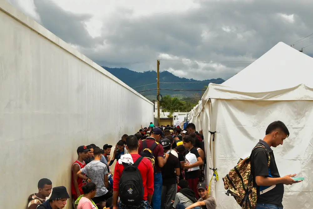 Las personas se comienzan a aglomerar afuera de la clínica móvil de Médicos Sin Fronteras en Danlí.
