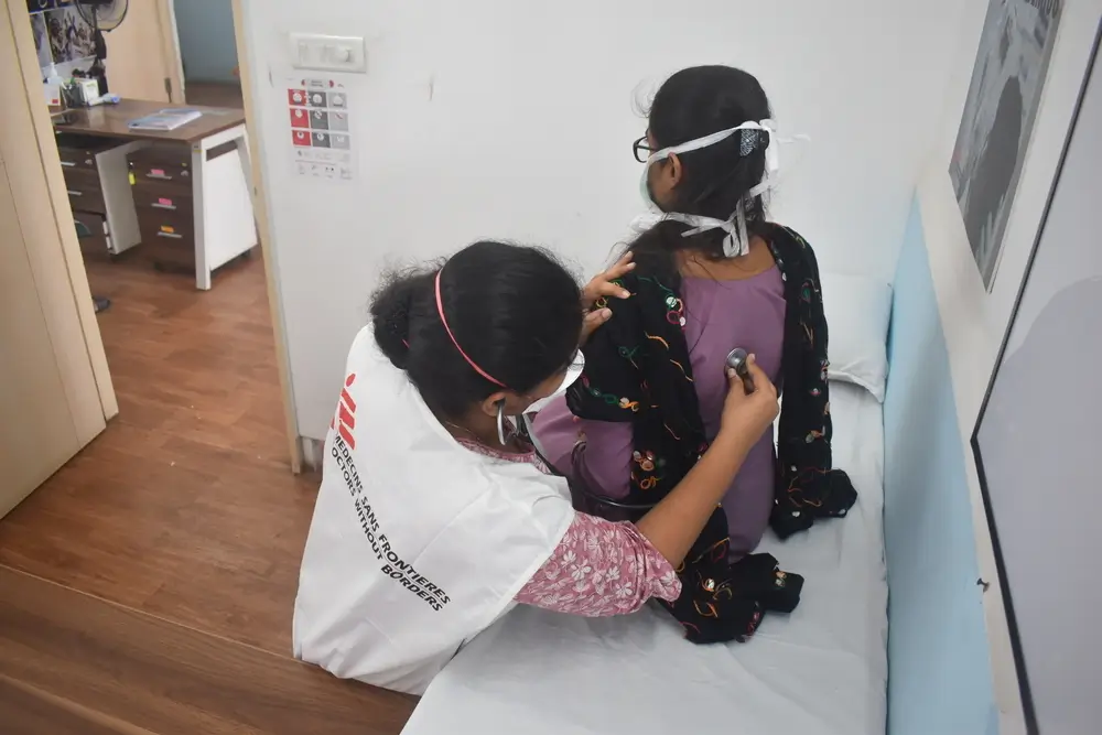 Vista durante una consulta médica a paciente con Tuberculosis resistente a los medicamentos. India.