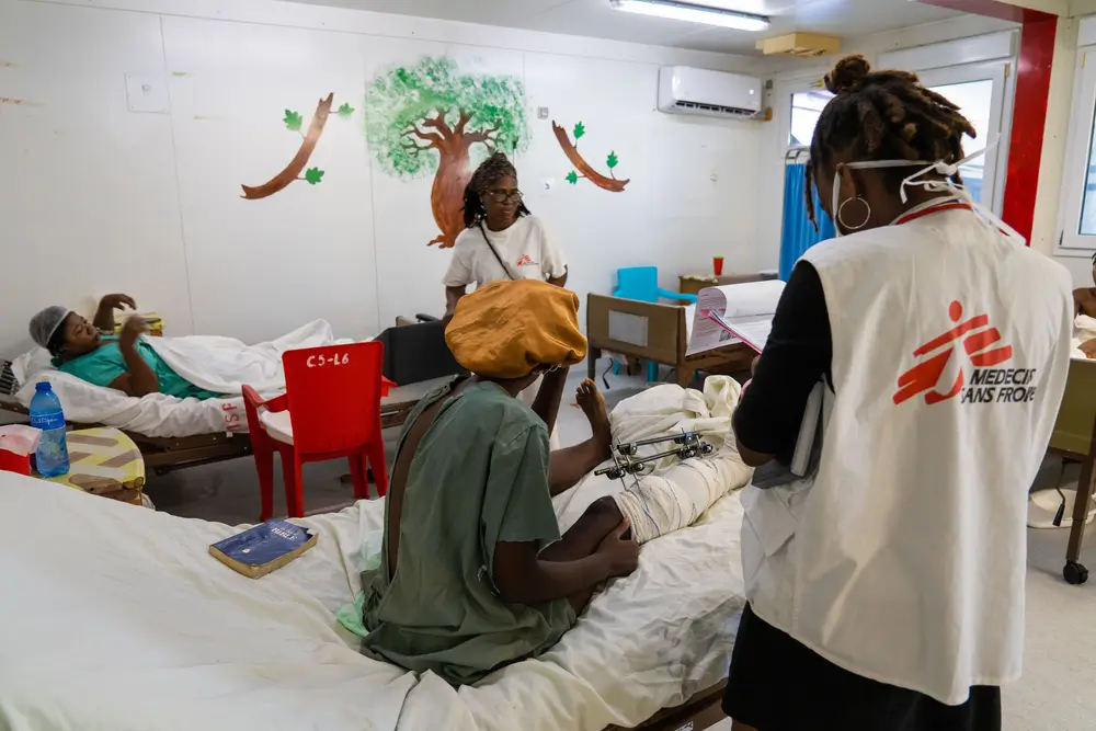 Mujeres hospitalizadas en el hospital de MSF en Tabarre, Puerto Príncipe, Haití, durante la ola de violencia que azotó la capital de Haití en febrero y marzo de 2024.