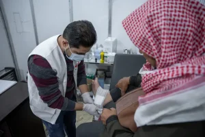 Médico de MSF realiza curacionesa paciente en el noroeste de Siria.