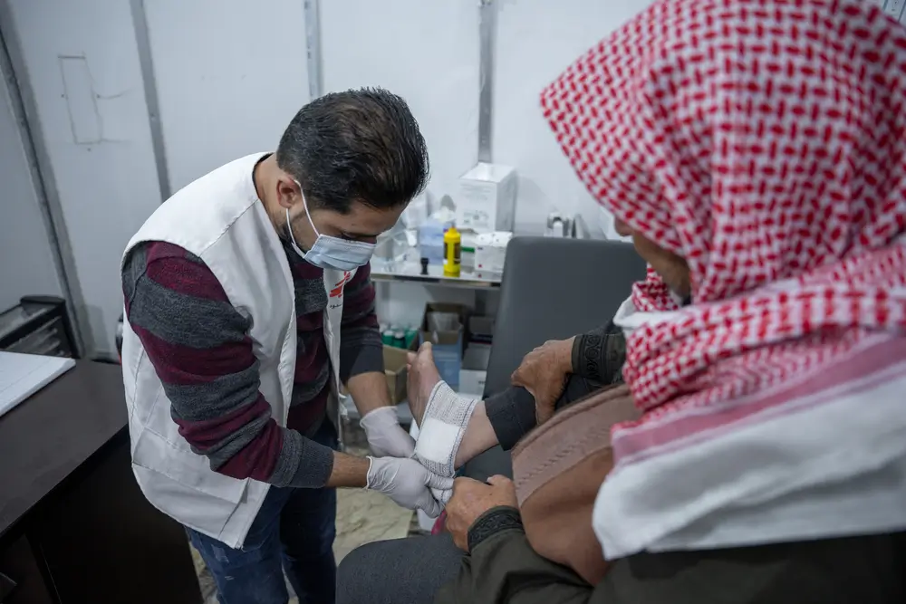 Médico de MSF realiza curacionesa paciente en el noroeste de Siria.