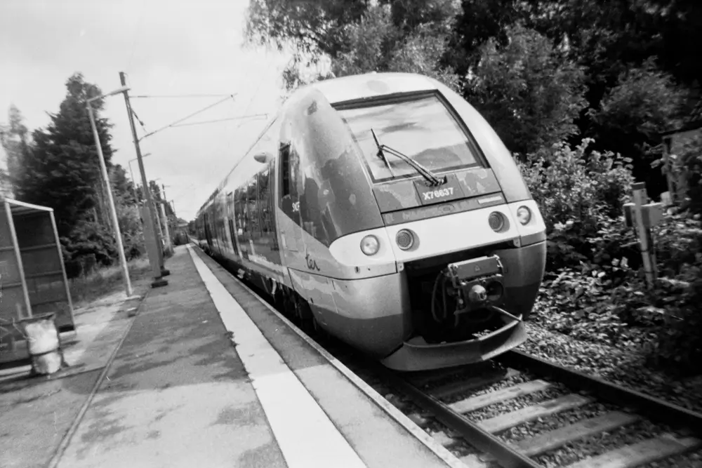 Un tren que sale de la estación de Calais ville.