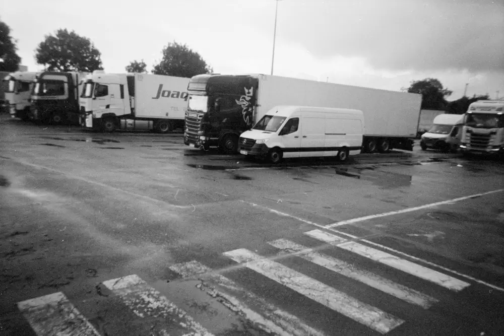 Un aparcamiento de camiones en la zona industrial de Calais.