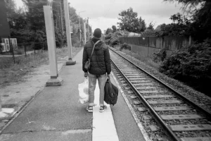Un joven exiliado en la estación de tren de Calais