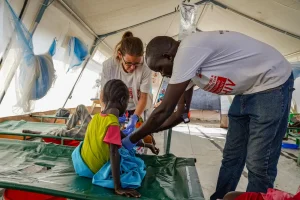 Personal de MSF atiende a un paciente en el Centro de Tratamiento del Cólera de Assosa, Malakal.