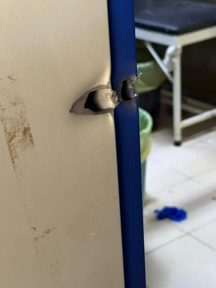 Las marcas de bala dejadas por las Fuerzas de Apoyo Rápido dentro de la sala de urgencias del hospital universitario de Bashair en Jartum del Sur, Sudán, el 19 de diciembre de 2024.