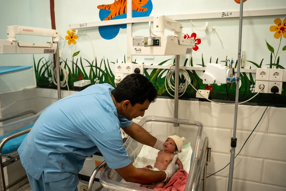 Esta es la hija de Elham, de 3 días, nacida a las 39 semanas en la maternidad, tenía taquipnea y la ingresaron en la unidad de cuidados neonatales. El equipo de enfermería le dan leche. Mocha,Yemen. 