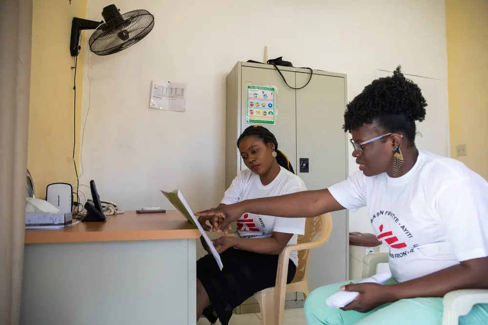 Enfermeras de la clínica Pran Men'm, Puerto Príncipe, Haití. Ambas han trabajado en la clínica de MSF contra la violencia sexual y de género desde su apertura en octubre de 2020.