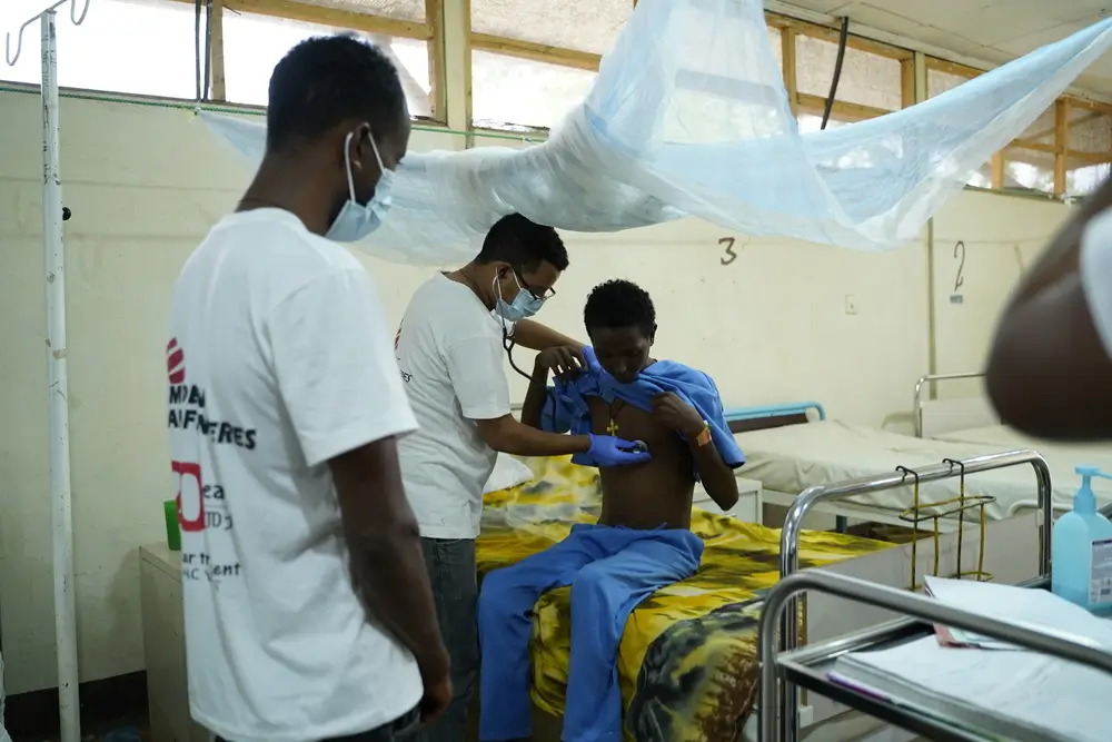 El personal médico de MSF examina a Mekuanent, un paciente de kala azar, durante las rondas matutinas en el centro de salud de Abdurafi de MSF, especializado en el tratamiento de kala azar y mordeduras de serpiente. Etiopía, junio de 2023.