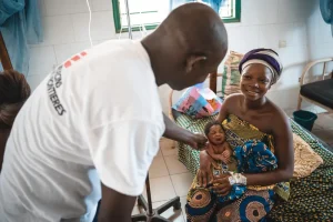 Un ginecólogo de MSF realiza el seguimiento de una paciente en la sección de maternidad para mujeres que han dado a luz por cesárea, en el hospital de Klouékanmè, en Benín.