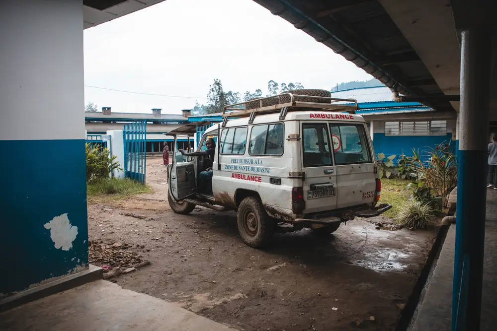 Una ambulancia está saliendo del hospital general de referencia de Masisi para recoger un traslado de emergencia de pacientes de un centro de salud cercano. Los enfrentamientos armados afectan a la población.