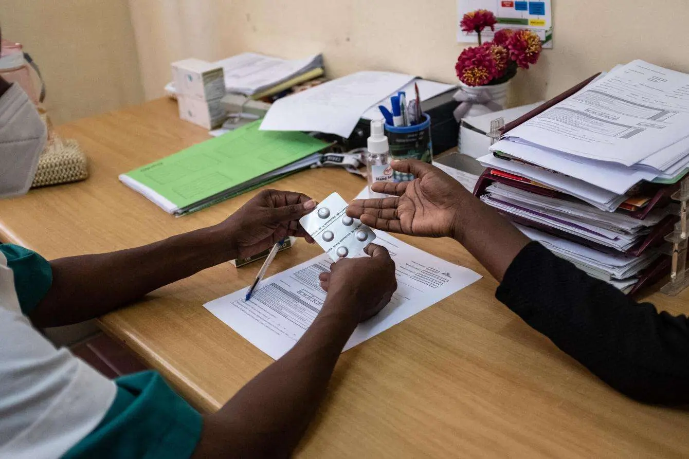 Una enfermera de MSF sostiene medicamentos para un aborto con pastillas. Un aborto seguro con pastillas tiene una eficacia superior al 95 % y es extremadamente seguro, con menos de un 1 % de posibilidades de complicaciones graves. 