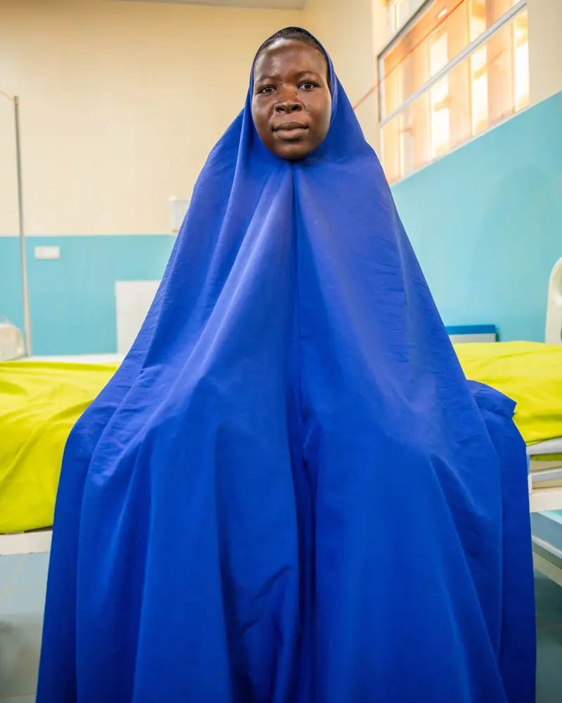 Falmata Ali, de 20 años, estuvo en trabajo de parto durante un total de cuatro días antes de ser sometida a una cesárea en el CEMONC de Kushari, Nigeria.