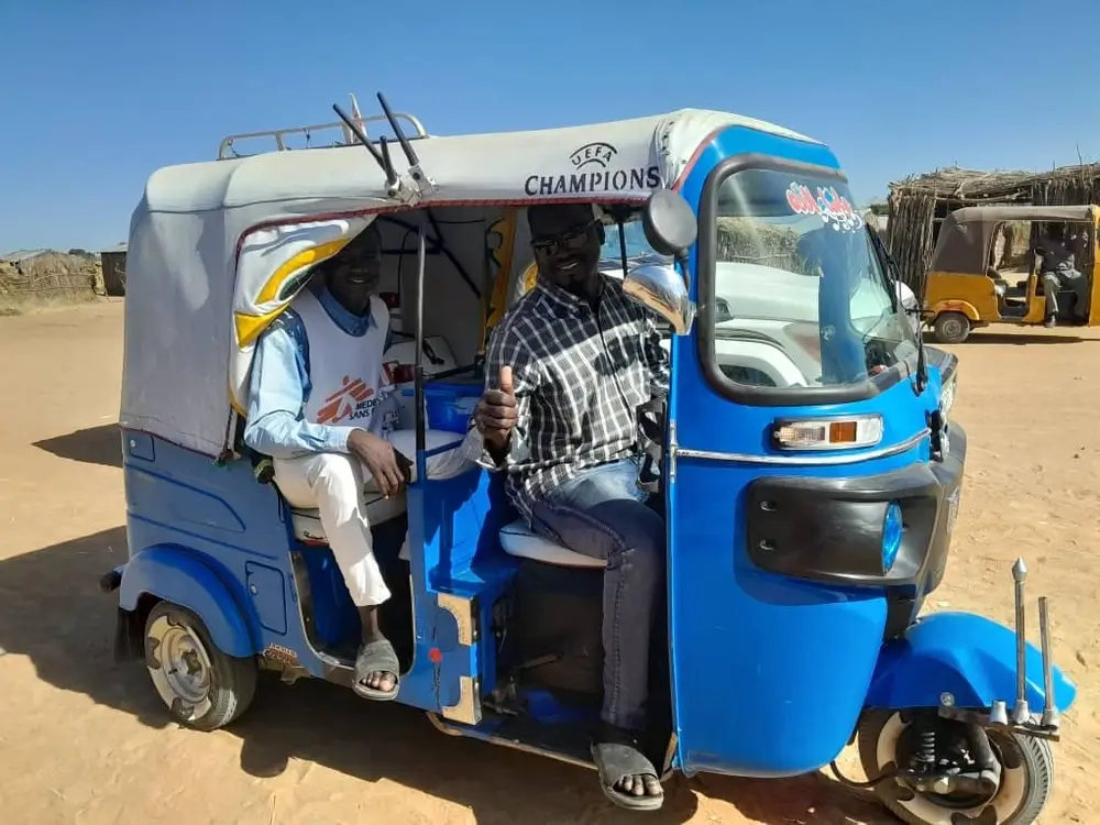 El personal de MSF utiliza diversos medios de transporte, incluidos automóviles, tuk-tuks y burros, para llegar a zonas remotas y de difícil acceso en la localidad de Rokero, en Darfur Central, y proporcionar vacunas contra el sarampión.