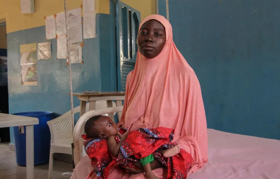 Ramatu Adamu, de 35 años, está en el Hospital General de Shinkafi, donde apoyamos al Ministerio de Salud del Estado ofreciendo servicios de salud reproductiva, tras dar a luz a su nuevo bebé. 