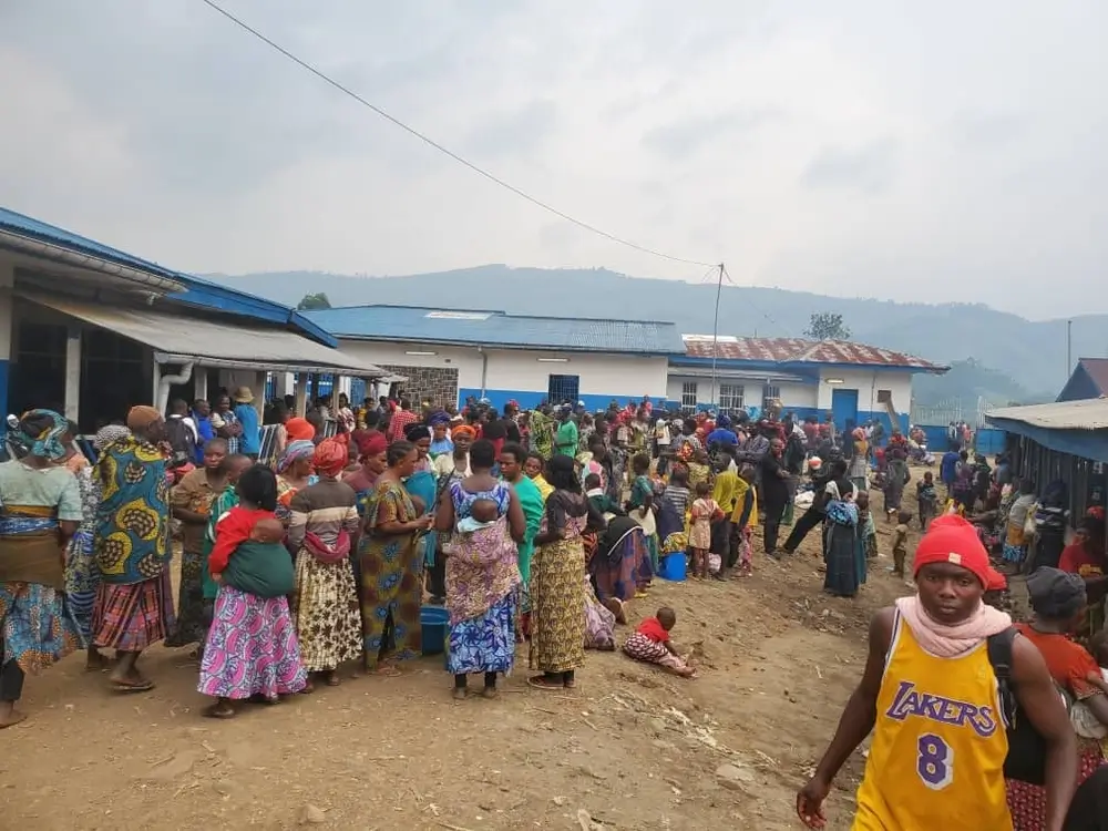 Afluencia de personas desplazadas al hospital general de referencia de Masisi, apoyado por MSF. La situación humanitaria en Masisi, es crítica.