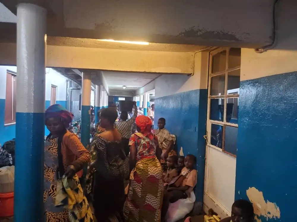 Personas refugiándose en el Hospital General de Misisi. Huyen de los enfrentamientos entre los beligerantes en el territorio de Masisi, Kivu Norte, RDC.