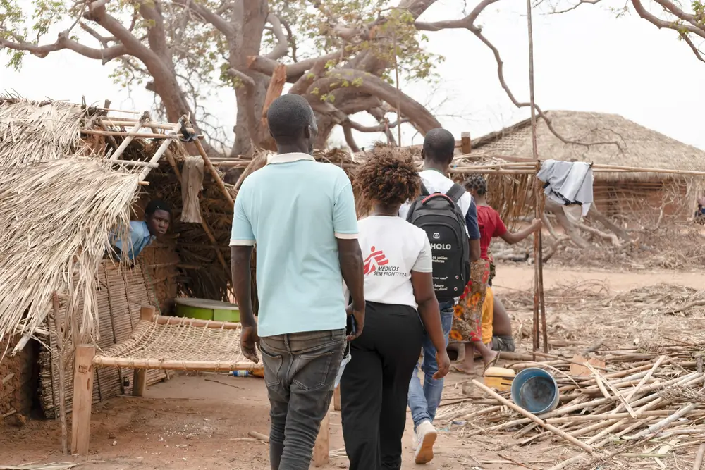 Nuestro equipo realiza visitas domiciliarias para proporcionar apoyo psicosocial y promoción de la salud en la comunidad de Nanguassi, distrito de Mecufi, Cabo Delgado, Mozambique. 