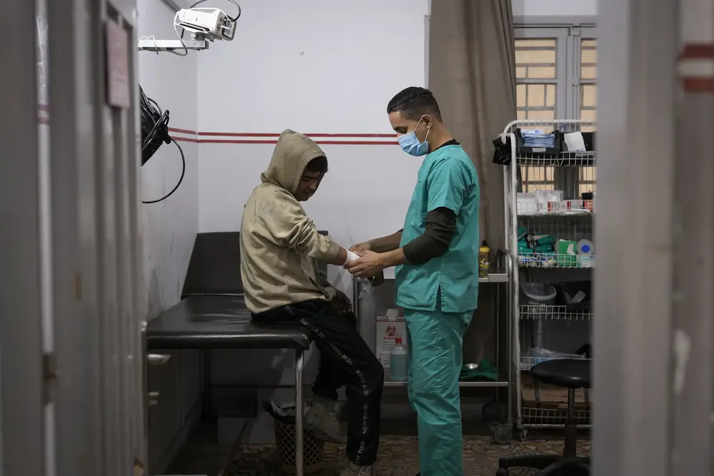 El enfermero de MSF Ahmed atiende a un paciente que resultó herido en la escuela donde se encuentra desplazado.
