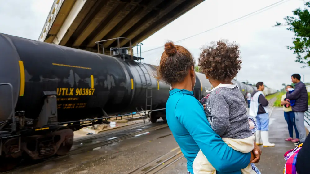 Personas migrantes en Coatzacoalcos, Veracruz. Aumentan los riesgos para los migrantes tras el cierre de CBP One, una herramienta legal que estaba disponible para solicitar asilo en EE.UU.