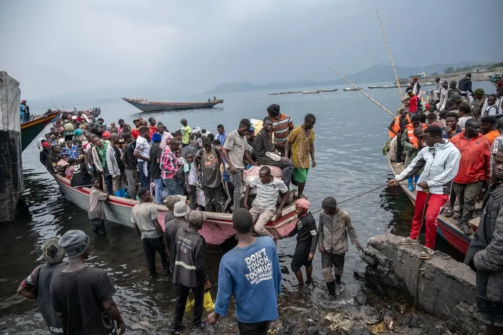 Personas que llegan al puerto de Kituku, en Goma, huyen de los combates que se están librando en Kivu Norte y Kivu Sur.