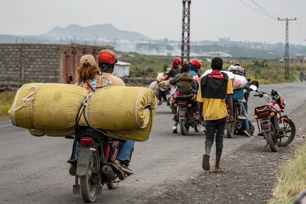Las personas que viven en campos, como el de Nzulo, huyen a Goma mientras se producen el conflicto a algunos kilómetros de distancia.