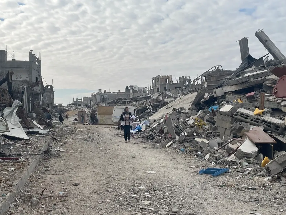 Nadia Abo Malloh, de MSF, camina por las ruinas de la ciudad de Rafah, en el sur de Gaza, Palestina.