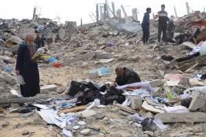 Palestinos buscan sus pertenencias en las ruinas de la ciudad de Rafah, al sur de Gaza, Palestina.