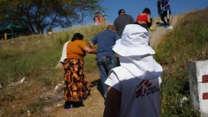 Un grupo de personas migrantes avanzando en su camino. Fueron atendidos por un equipo de Médicos Sin Fronteras en Huixtla, México.