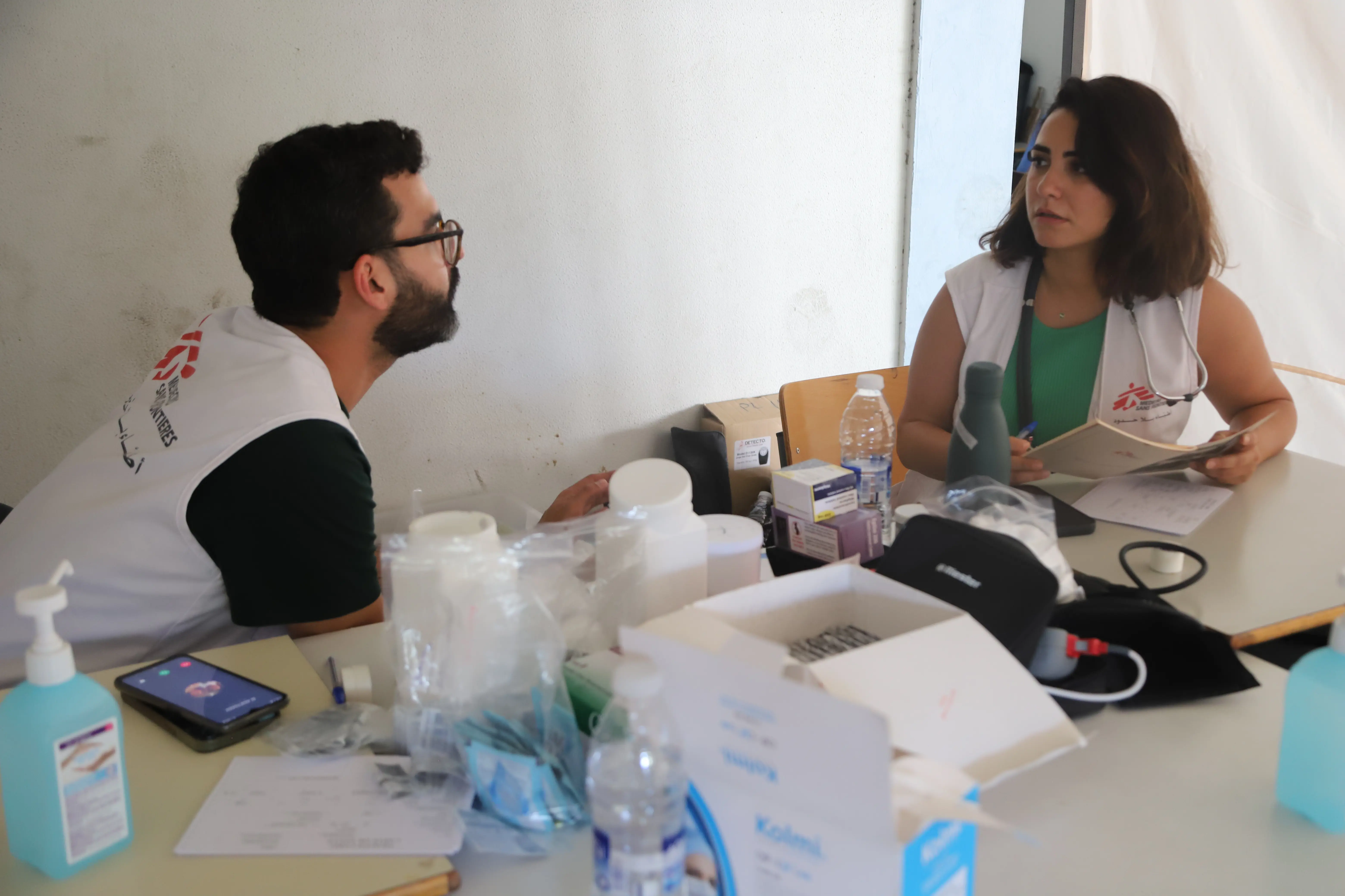 Luis Montenegro, médico de MSF en Líbano, con una colega, trazando un plan de trabajo.