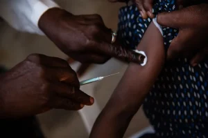 Muazu Nasir recibe la vacuna Penta-5 en el norte de Sokoto como parte del programa piloto de vacunación masiva de MSF
