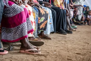 Las mujeres esperan sentadas para pasar por el triaje y ser atendidas por los médicos en la tienda de consultas. Después de que miles de personas huyeran del conflicto en Sudán y entraran en el condado de Renk, en Sudán del Sur, MSF comenzó a operar clínicas móviles tanto en Girbanat como en Atam.