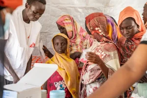 Aisha Ibrahim acompaña a su madre a la clínica móvil que gestiona MSF para desplazados de Sudán en Atam, en el condado de Renk, Sudán del Sur.