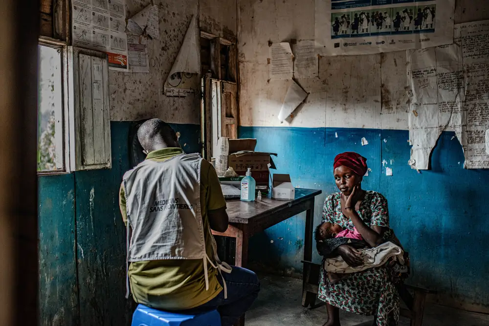 Una madre y su bebé en una consulta de salud en el territorio de Masisi, República Democrática del Congo, el 12 de febrero de 2025.