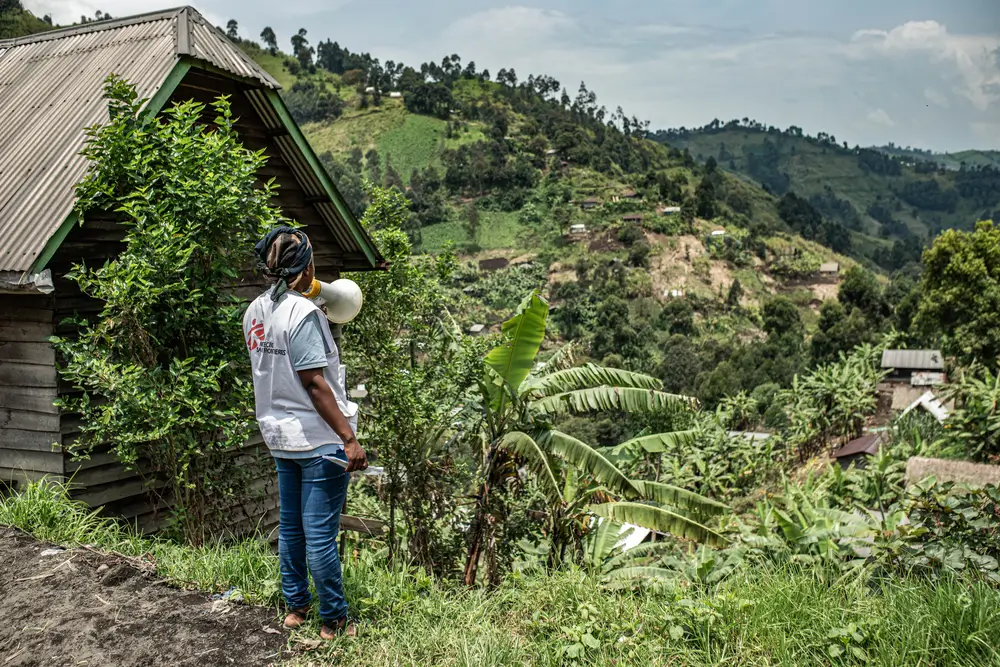 Equipos de promoción de la salud de MSF visitan zonas remotas de Kivu del Norte con clínicas móviles.