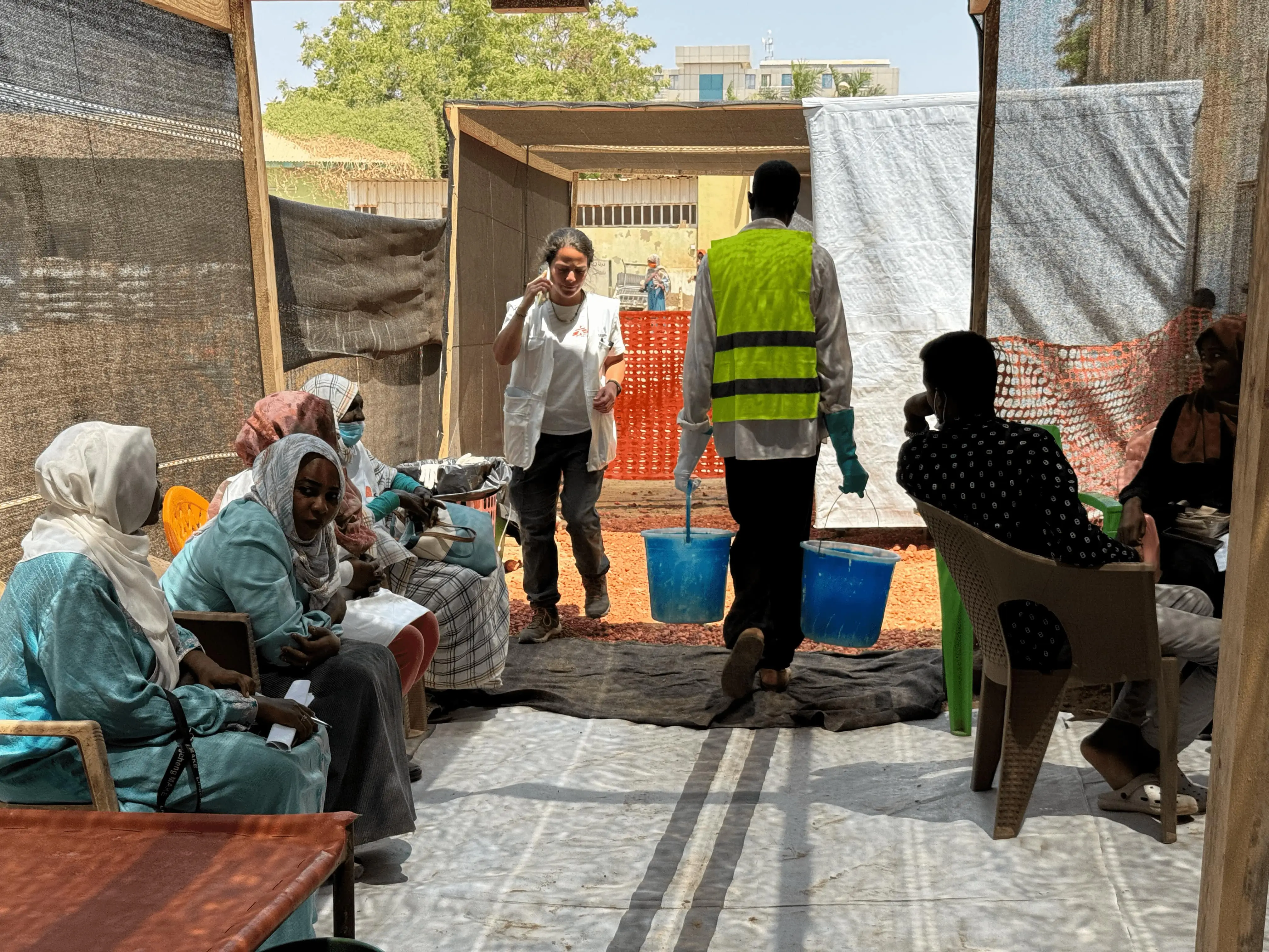 Personal de MSF y del Ministerio de Salud en el centro de tratamiento del cólera en Kosti, Nilo Blanco, Sudán.